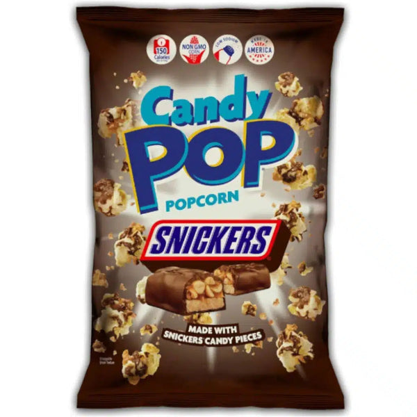 Crunchy popcorn coated with Snickers pieces, combining chocolate, caramel, and peanut flavors for a deliciously sweet snack
