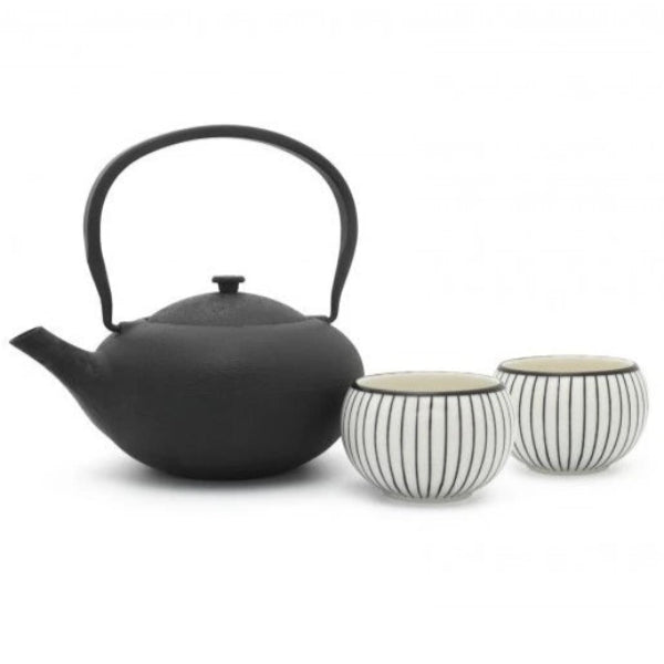 Elegant gift set with a 1L teapot and two porcelain mugs in a refined Asian design.